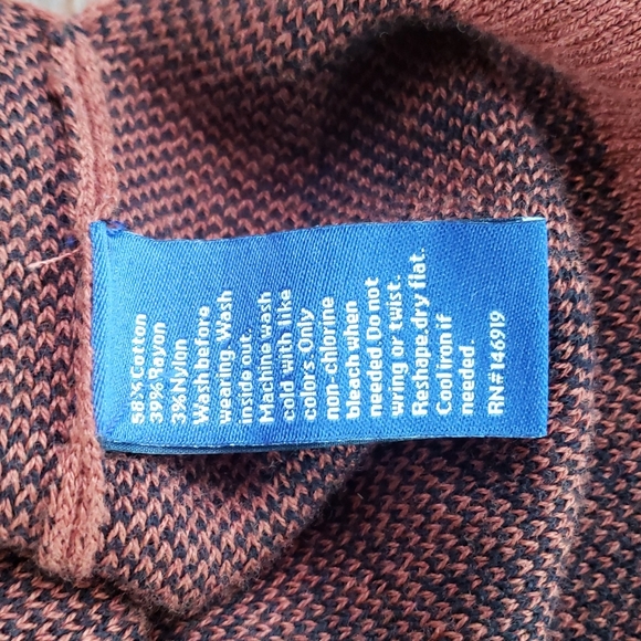 EUC Apt. 9 Rust Orange black houndstooth pattern soft knit V neck sweater Medium - Picture 7 of 7